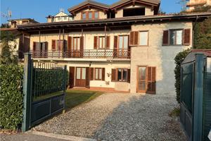 Cascina in pietra con giardino