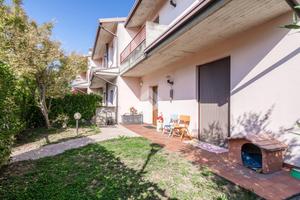 VILLA A SCHIERA A POZZOLENGO