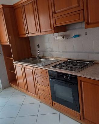 CUCINA COMPONIBILE , TAVOLO, FRIGO
