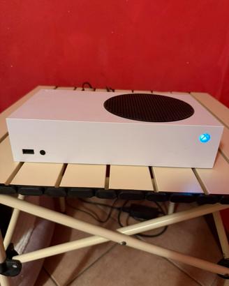xbox s con 2 controller e base di ricarica