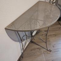 tavolino grigio in ferro battuto 