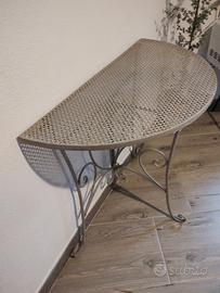 tavolino grigio in ferro battuto 