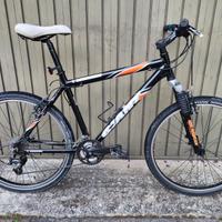 bicicletta MTB giant