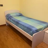 Letto singolo con rete e testata + comodino.