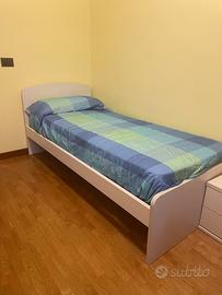 Letto singolo con rete e testata + comodino.