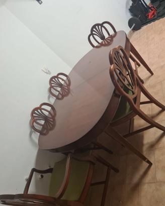 Un tavolo e 6 sedie vintage di legno