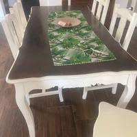 Soggiorno shabby chic con tavolo sedie e vetrine