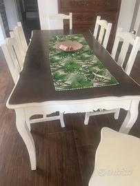 Soggiorno shabby chic con tavolo sedie e vetrine