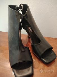 Tronchetto spuntato, aperto su un lato, chic