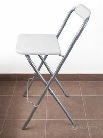 sgabello pieghevole con schienale e poggiapiedi
