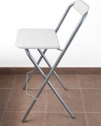 sgabello pieghevole con schienale e poggiapiedi