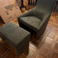 Poltrona verde scamosciata con pouf