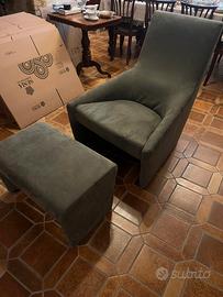 Poltrona verde scamosciata con pouf