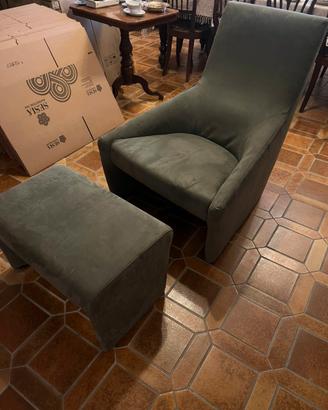 Poltrona verde scamosciata con pouf