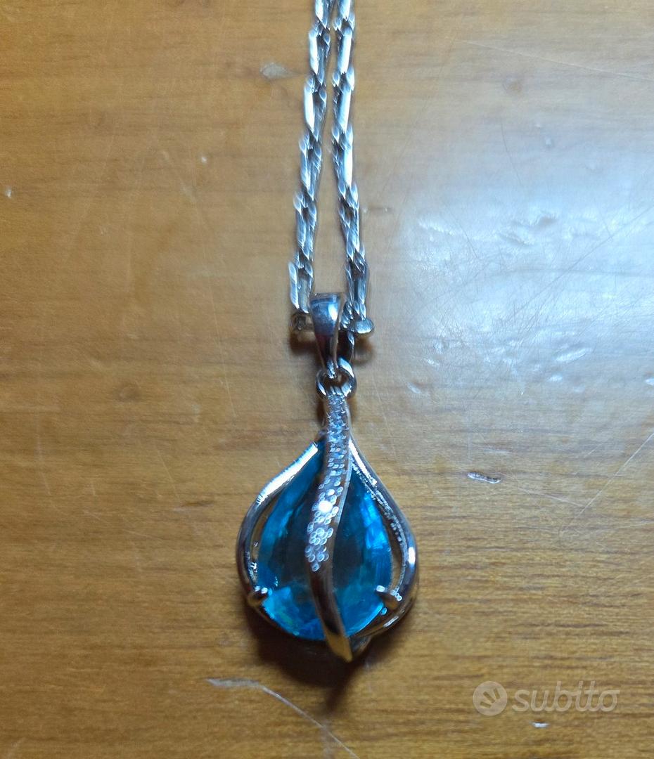 Collana con ciondolo a goccia in oro e pietra preziosa con