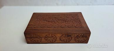 Scatola in legno intagliata a mano,utilizzata come