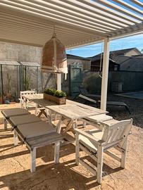 TAVOLO CON PANCHE E SEDIE IN LEGNO