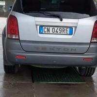 Fuoristrada 4x4 sanguigno rexton