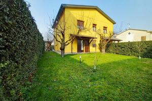 trilocale con giardino in TRIFAMILIARE