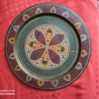 Piatti decorativi in metallo pitturati