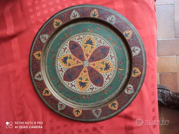 Piatti decorativi in metallo pitturati