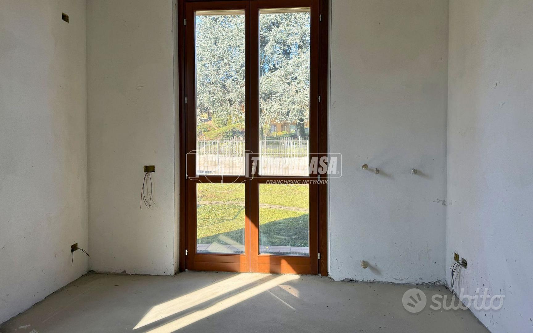 Esclusiva villa bifamiliare con giardino su tre la - Vista 5