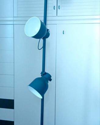   piantana con  tre  luci  orientabili