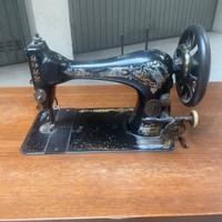 Macchina da cucire d'epoca Necchi