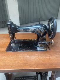 Macchina da cucire d'epoca Necchi