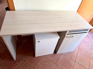 Scrivania con annesso frigo bar