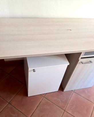 Scrivania con annesso frigo bar
