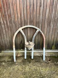 Attrezzatura in ferro per allevamento mucche