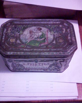 scatola in latta ovviamente con i suoi anni