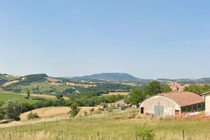 Stalla con corte a SASSOFERRATO