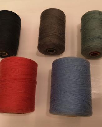 5 rocchetti di filo colorati