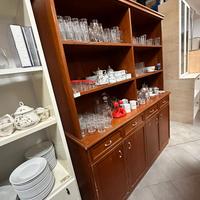 Ampia credenza con scaffali e scoparti