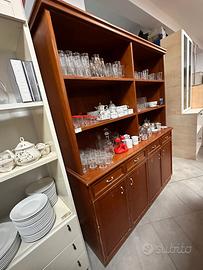 Ampia credenza con scaffali e scoparti