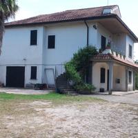 Villa immersa in un paesaggio naturale