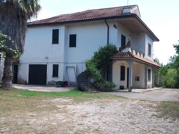 Villa immersa in un paesaggio naturale