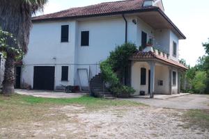 Villa immersa in un paesaggio naturale