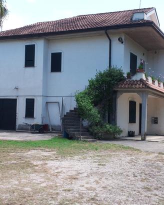 Villa immersa in un paesaggio naturale