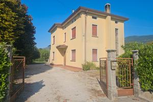 Casa indipendente rurale giardino fienile tettoia
