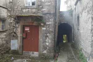 Casa da ristrutturare con giardino e cantina