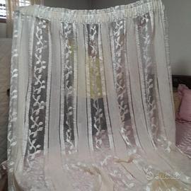 tenda per finestra ricamata 