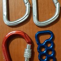 moschettoni e dissipatore da alpinismo 