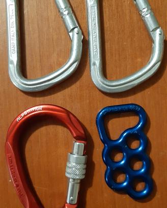 moschettoni e dissipatore da alpinismo 