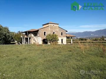 Casale Antico con Terreno pianeggiante