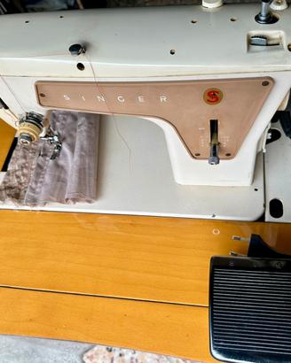 Macchina da cucire Singer 239 elettrica in mobile