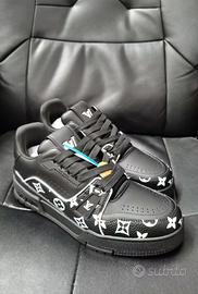 Un paio di scarpe da ginnastica LV nere