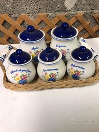 Portaspezie e barattoli in ceramica